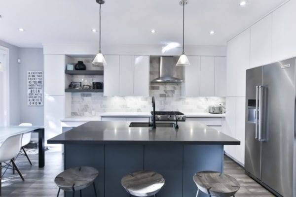 Image montrant une cuisine moderne avec ilot central blanche et grise