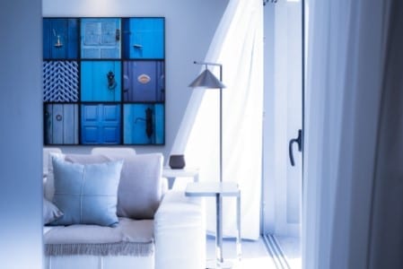 Photo montrant un salon moderne blanc et bleu