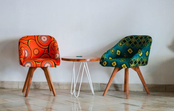 Photo représentant le style ethnique avec deux fauteuil colorés